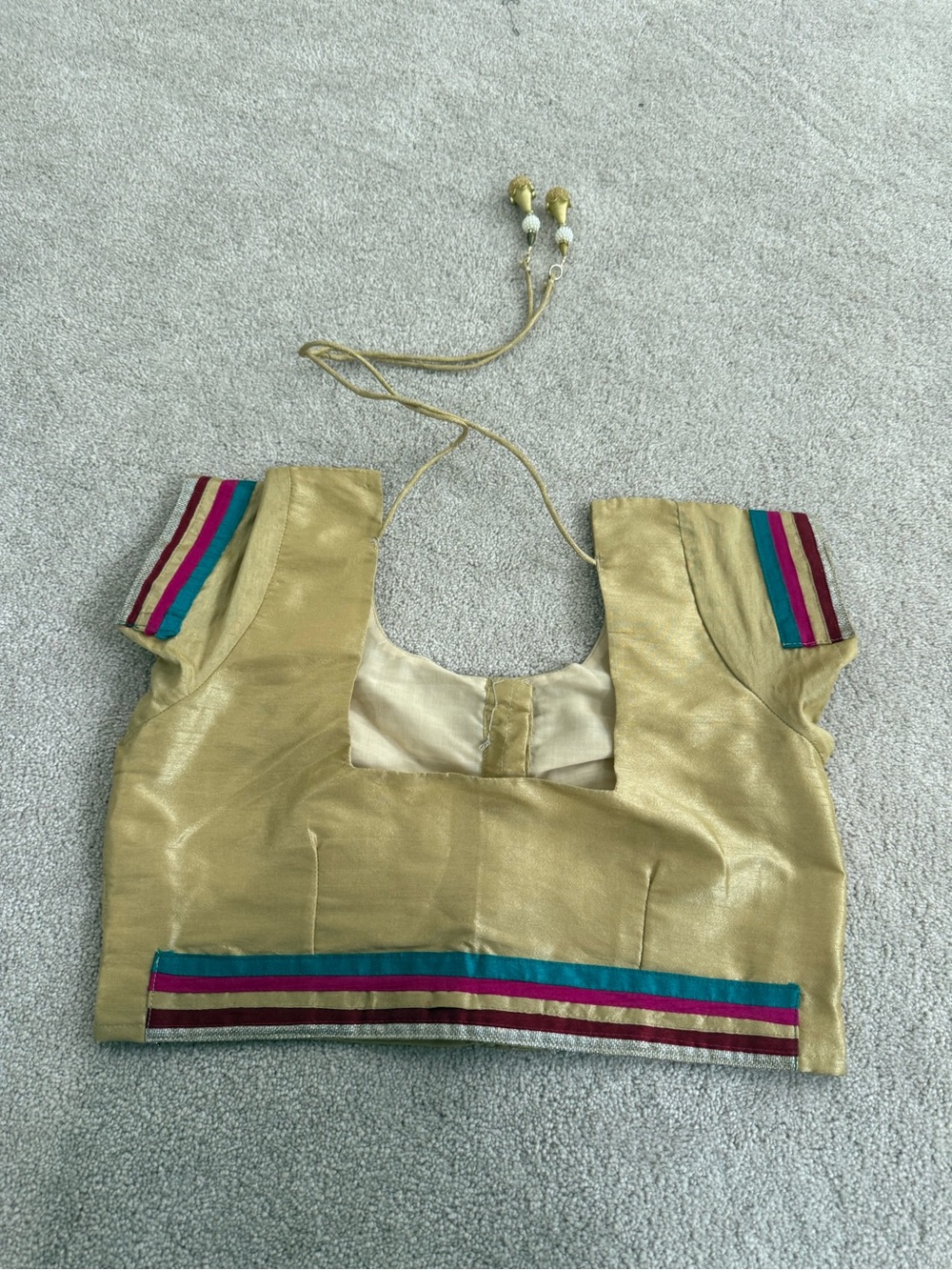 Gold blouse size 36 extra margin to open